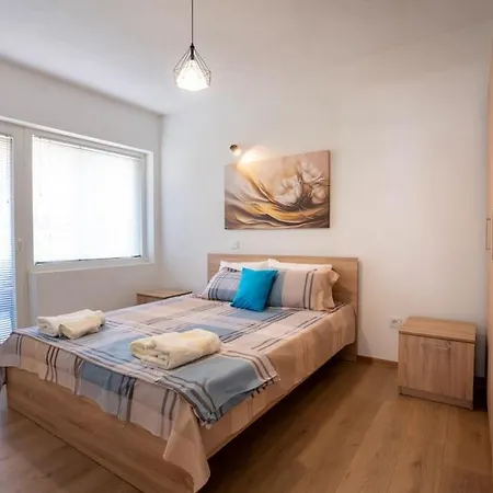 New In Quiet Area No 1 Apartment *